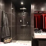 Room, L'interdit Apartmán