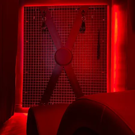 Apartman Room, L'interdit