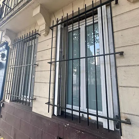 Apartman Room, L'interdit