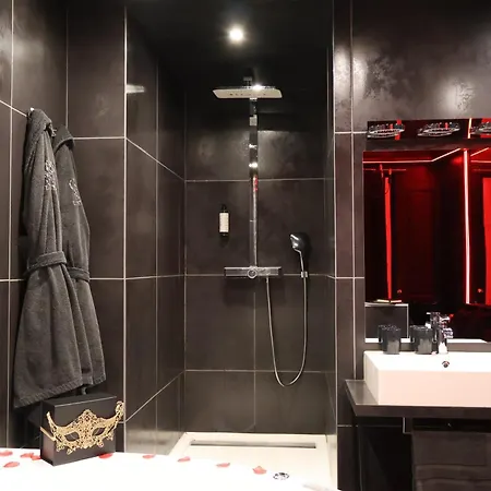 Room, L'interdit Apartment