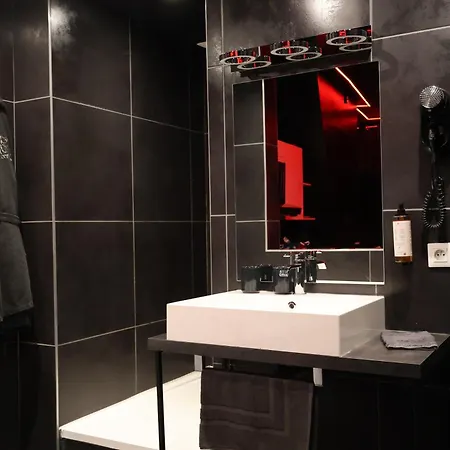 Room, L'interdit Lejlighed *